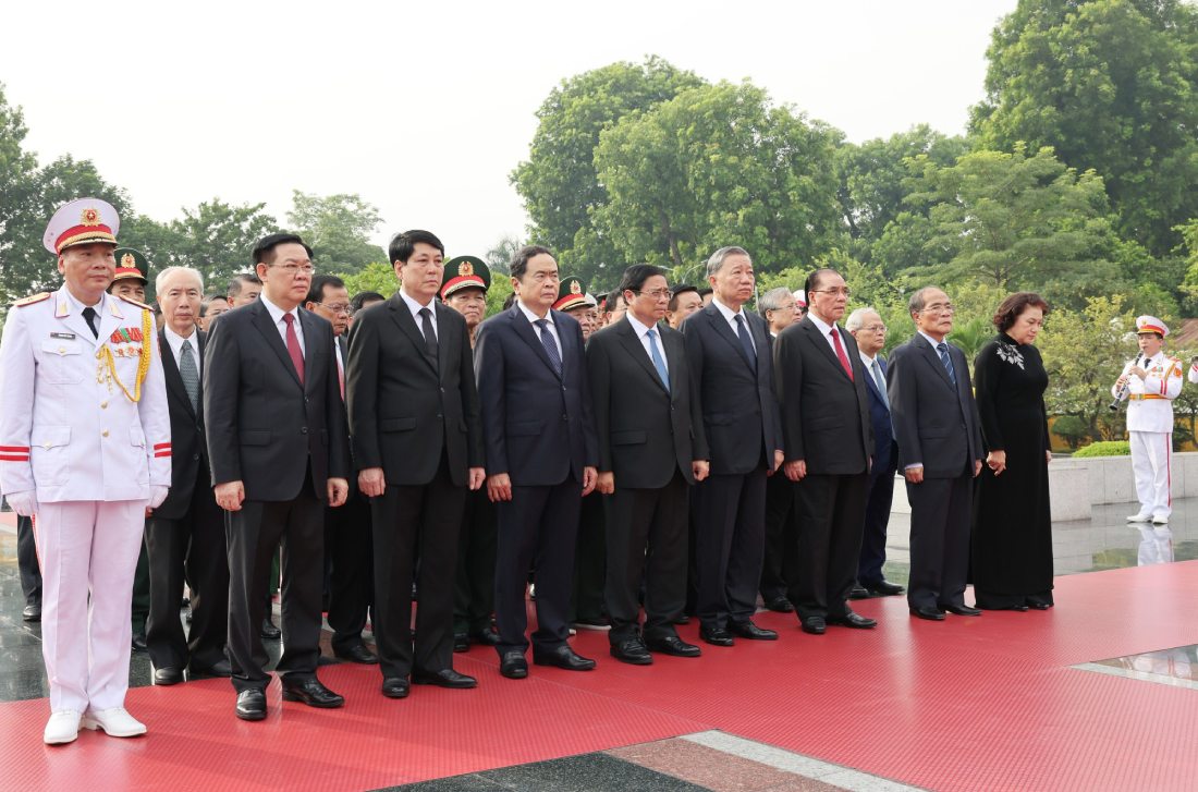 Các lãnh đạo, nguyên lãnh đạo Đảng, Nhà nước tưởng niệm các Anh hùng liệt sĩ. Ảnh: Hải Nguyễn