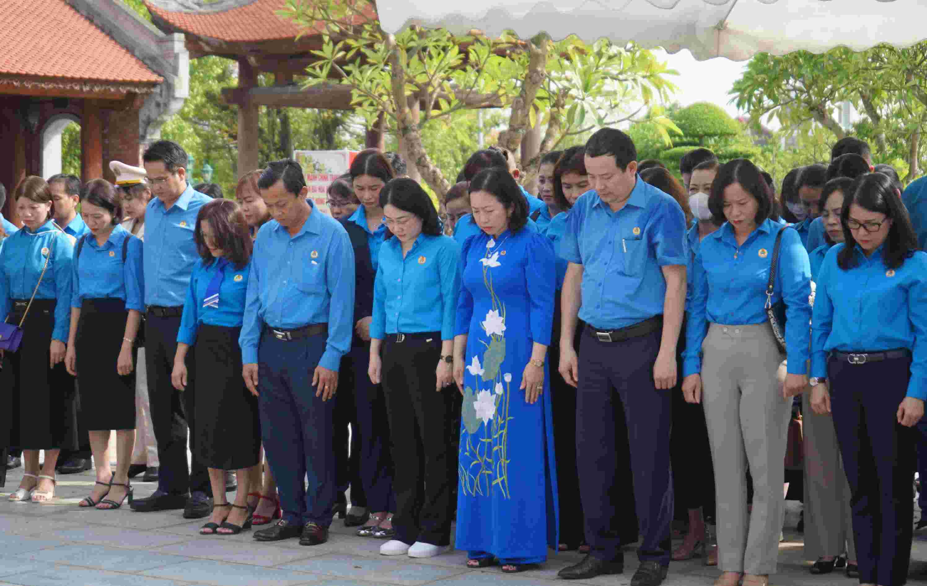 Đoàn đại biểu dâng hương đồng chí Nguyễn Đức Cảnh. Ảnh: Mai Dung