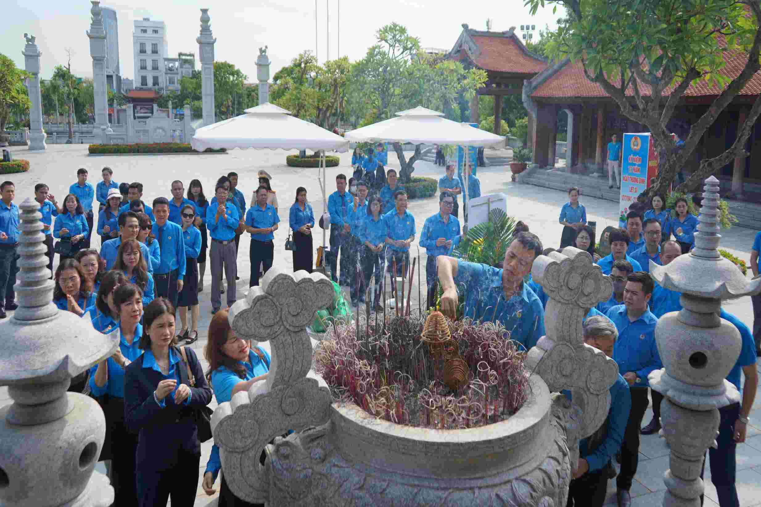 More than 100 union officials were praised and offered incense to comrade Nguyen Duc Canh. Photo: Mai Dung