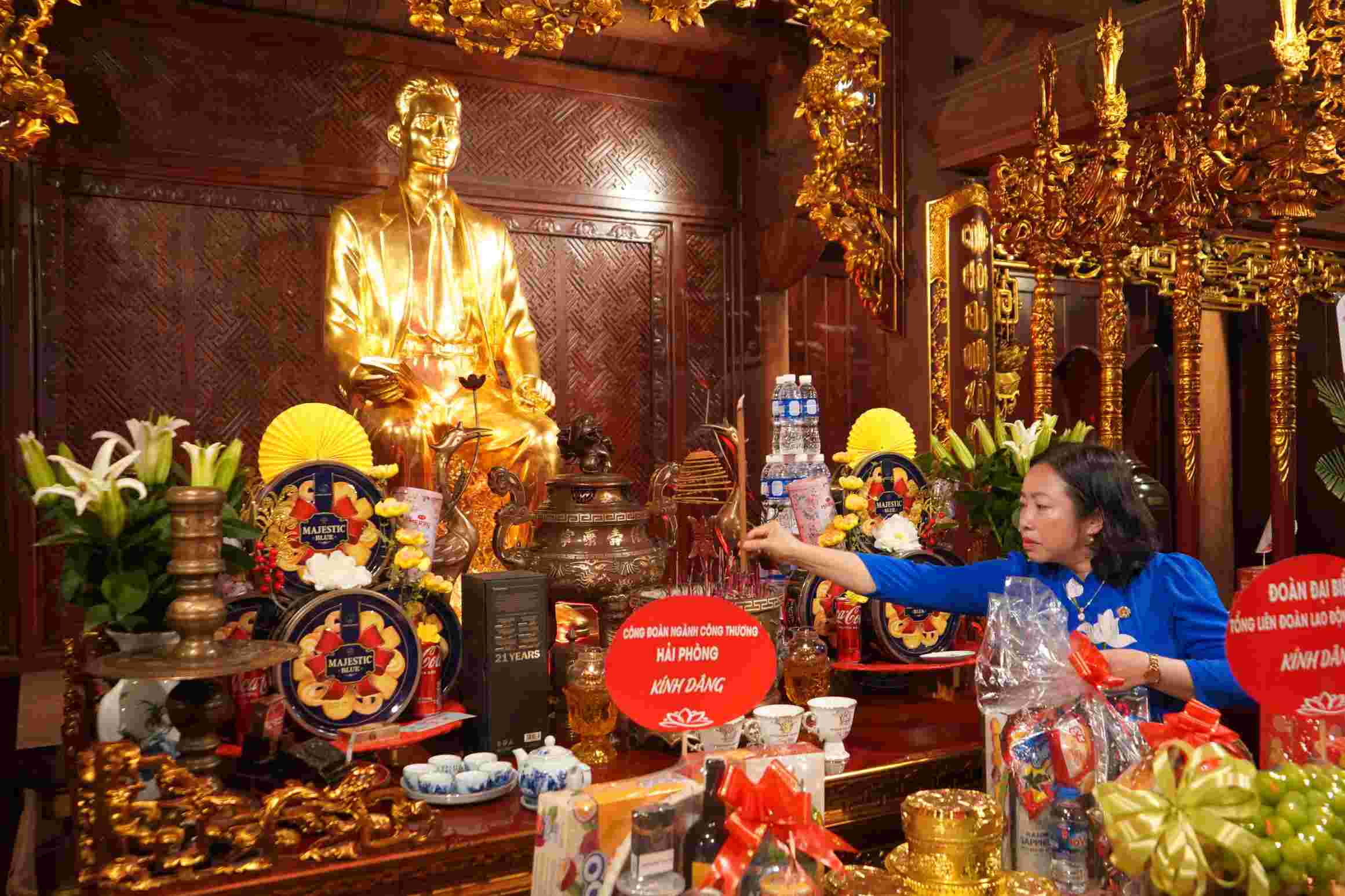 Standing Vice Chairman of the Vietnam General Confederation of Labor offered flowers and incense to commemorate comrade Nguyen Duc Canh. Photo: Mai Dung