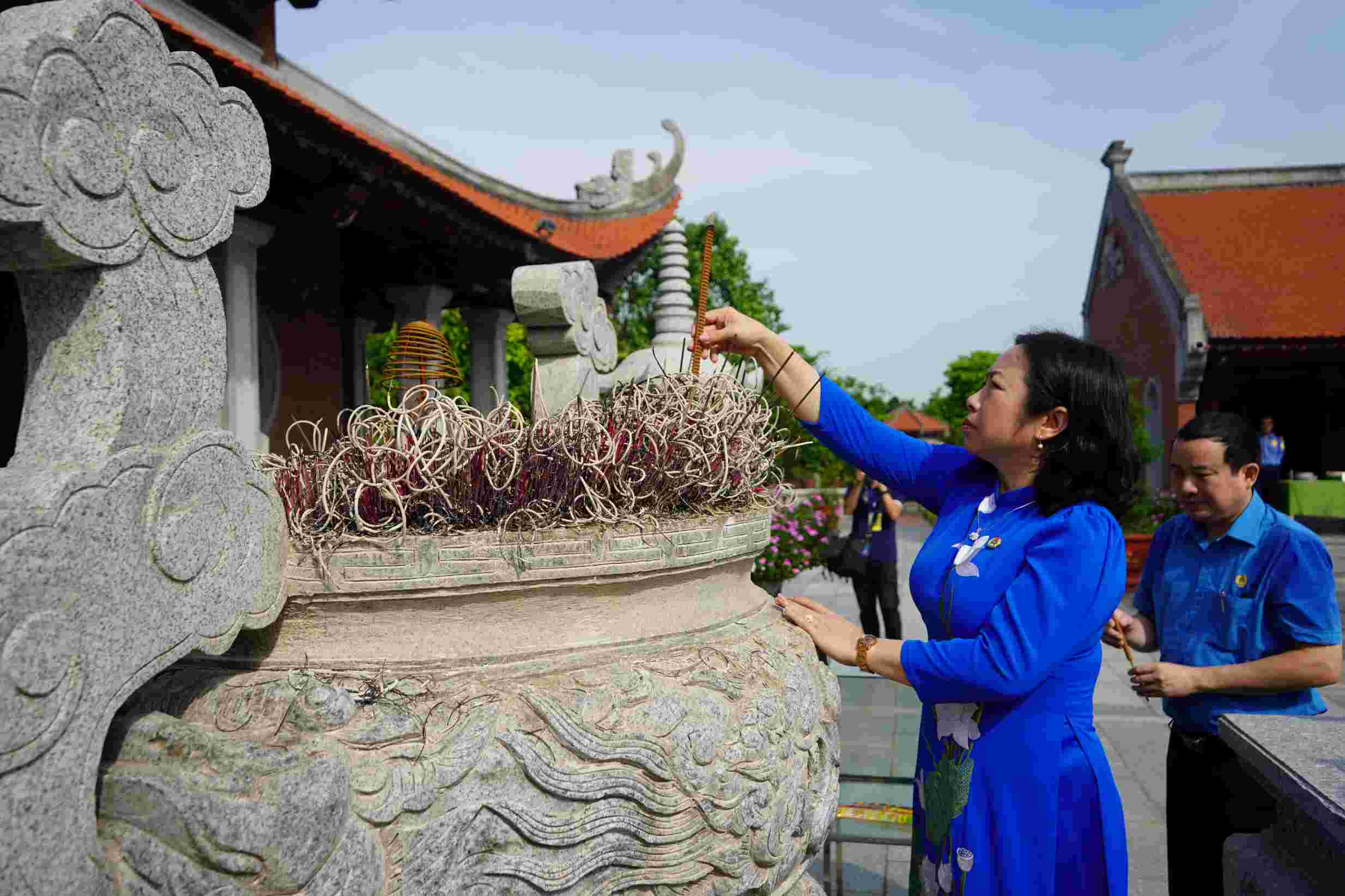 Phó Chủ tịch Thường trực Tổng LĐLĐ Việt Nam Thái Thu Xương dâng hương đồng chí Nguyễn Đức Cảnh. Ảnh: Mai Dung