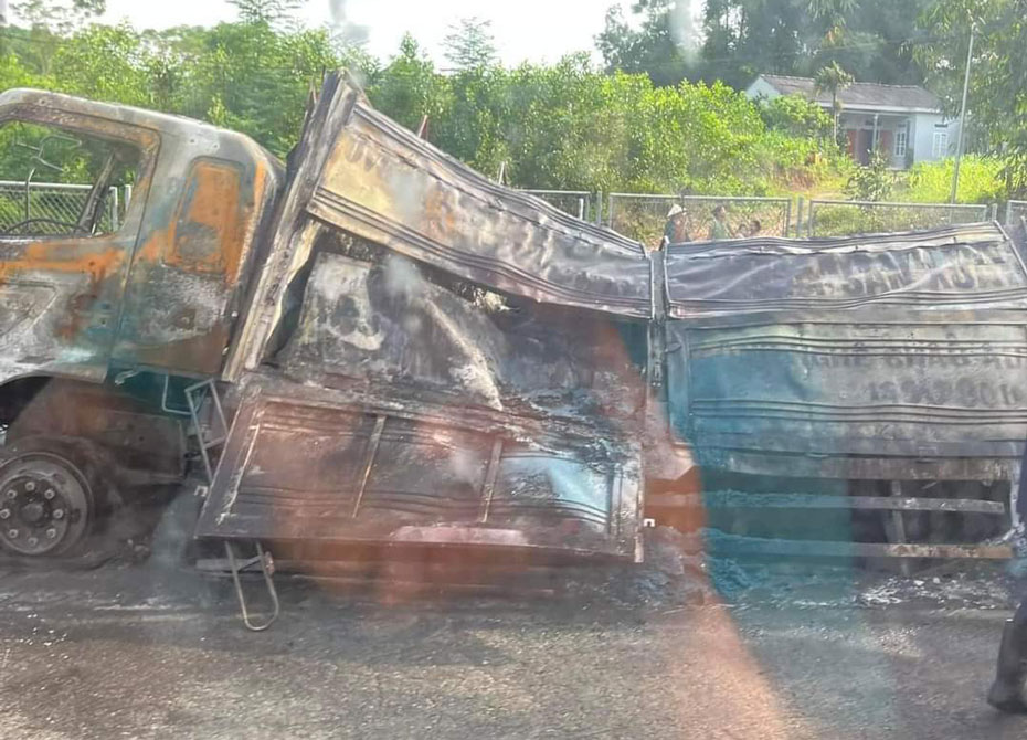 Car carrying goods burned down. Photo: Provided by people