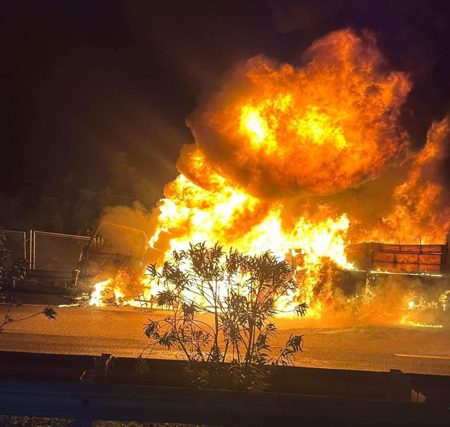 The scene of a truck catching fire on the Noi Bai - Lao Cai highway. Photo: Provided by people