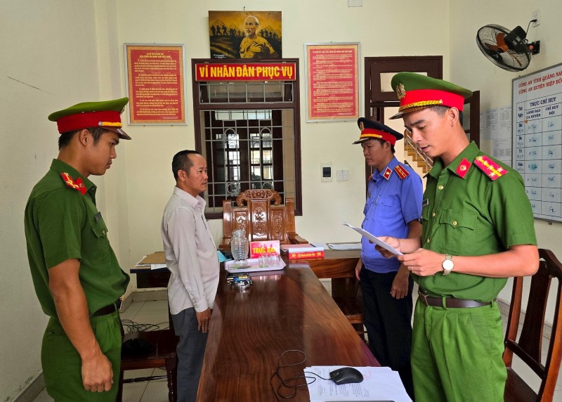 Công an Quảng Nam bắt đối tượng Cao Ngọc Hùng. Ảnh: CACC