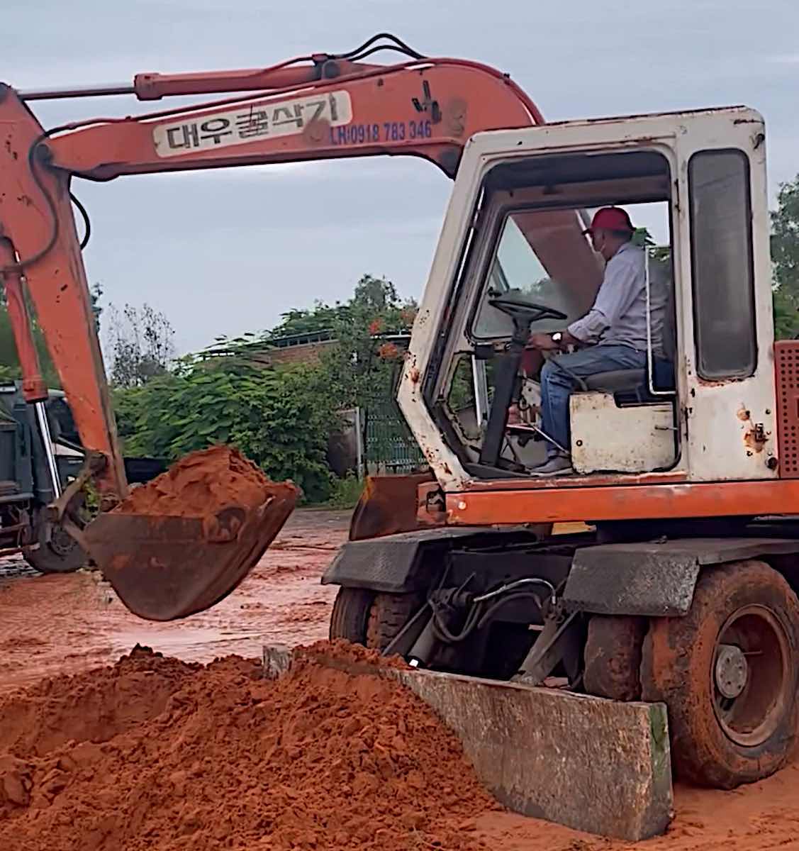 The truck came to scoop up sand to clean up the scene. Photo: NDCC