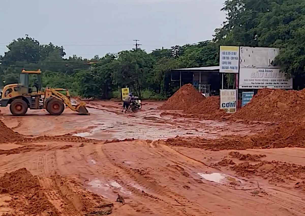 Cát đỏ trải dài trên mặt đường Nguyễn Thông. Ảnh: Duy Tuấn 