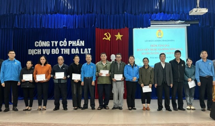 The Labor Federation of Lam Dong province visited and gave gifts to members of the families of war invalids, martyrs, and people with meritorious services to the revolution at Da Lat Urban Services Joint Stock Company. Photo: DIEP QUANNH