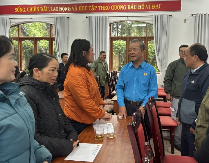 Chủ tịch LĐLĐ tỉnh Lâm Đồng - ông Hoàng Liên - lắng nghe tâm tư, nguyện vọng của đoàn viên gia đình thương binh, liệt sĩ. Ảnh: ĐỨC THIỆM