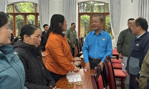 Chủ tịch LĐLĐ tỉnh Lâm Đồng - ông Hoàng Liên - lắng nghe tâm tư, nguyện vọng của đoàn viên gia đình thương binh, liệt sĩ. Ảnh: ĐỨC THIỆM