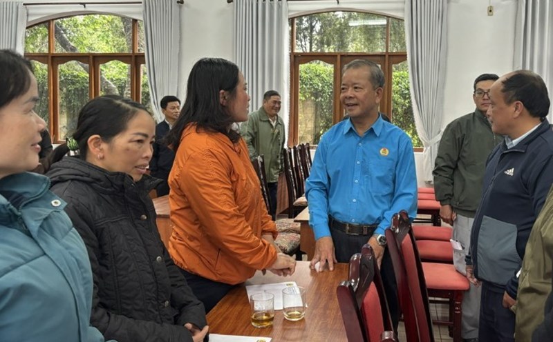 Chủ tịch LĐLĐ tỉnh Lâm Đồng - ông Hoàng Liên - lắng nghe tâm tư, nguyện vọng của đoàn viên gia đình thương binh, liệt sĩ. Ảnh: ĐỨC THIỆM