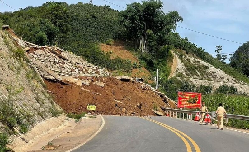 Hiện trường sạt lở trên đường tránh Quốc lộ 6. Ảnh: Người dân cung cấp