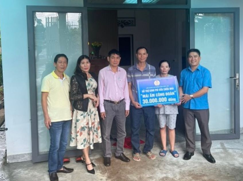  Lãnh đạo Công đoàn ngành Công Thương tỉnh Đắk Lắk trao kinh phí sửa chữa nhà Mái ấm Công đoàn cho anh Lê Như Ý. Ảnh: Bảo Trung
