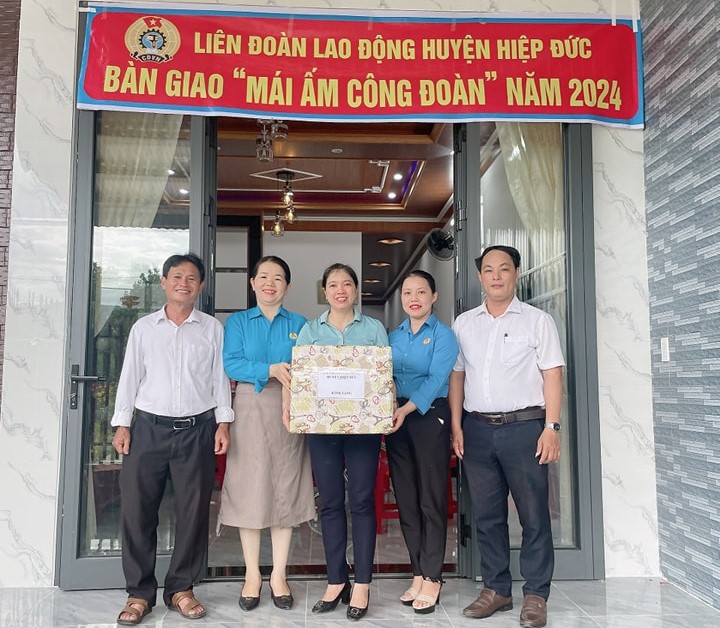 Ms. Van's joy (middle) when supporting the Trade Union Shelter. Hiep Duc Trade Union's photo