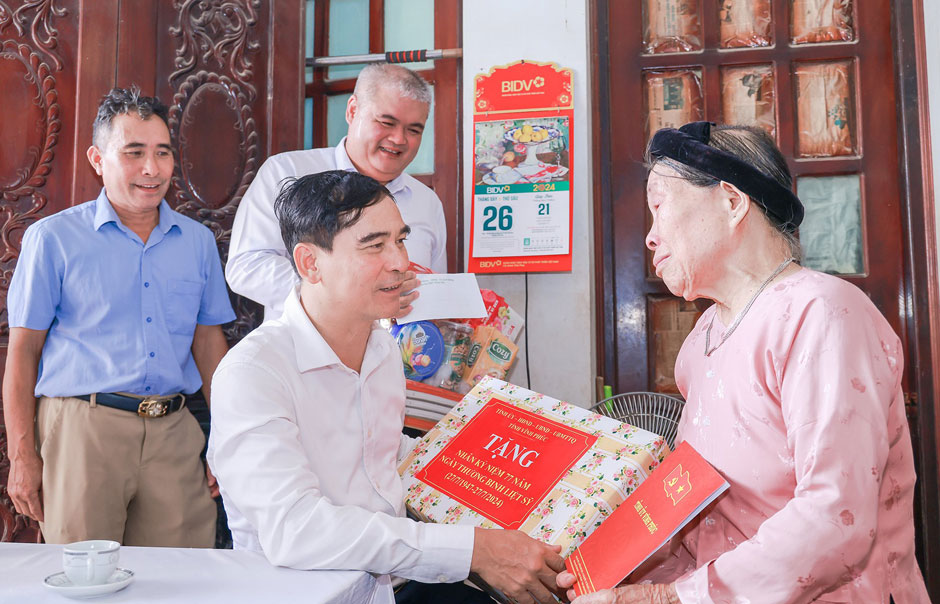 Bí thư Tỉnh ủy Vĩnh Phúc Dương Văn An tặng quà mẹ liệt sĩ. Ảnh: Trà Hương