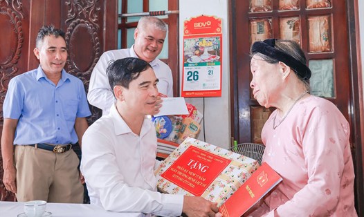 Bí thư Tỉnh ủy Vĩnh Phúc Dương Văn An tặng quà mẹ liệt sĩ. Ảnh: Trà Hương