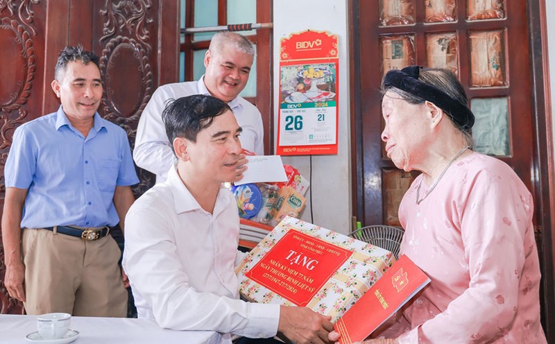 Bí thư Tỉnh ủy Vĩnh Phúc Dương Văn An tặng quà mẹ liệt sĩ. Ảnh: Trà Hương