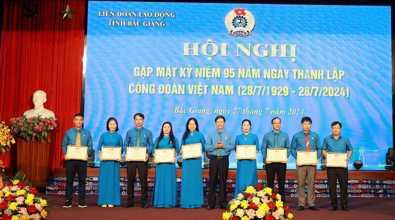 Chairman of the Labor Confederation of Bac Giang province Nguyen Van Canh (5th, from right) awarded the medal "For the cause of building trade unions" to individuals. Photo: Quyet Chien