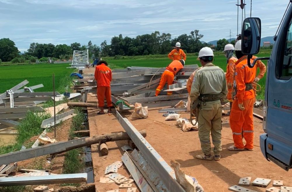 Hastily installing equipment on the construction site of 500kV circuit 3 line (through Dong Son district, Thanh Hoa province). Photo: Quach Du