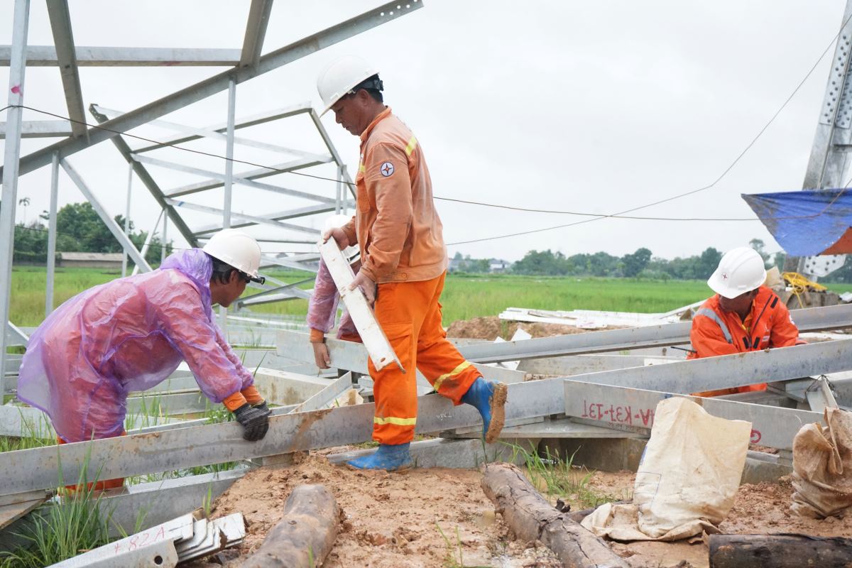 Cán bộ kỹ sư, công nhân ngành điện nỗ lực thi công móng cột thuộc đường dây 500kV mạch 3 (đoạn qua huyện Đông Sơn, tỉnh Thanh Hóa). Ảnh: Quách Du