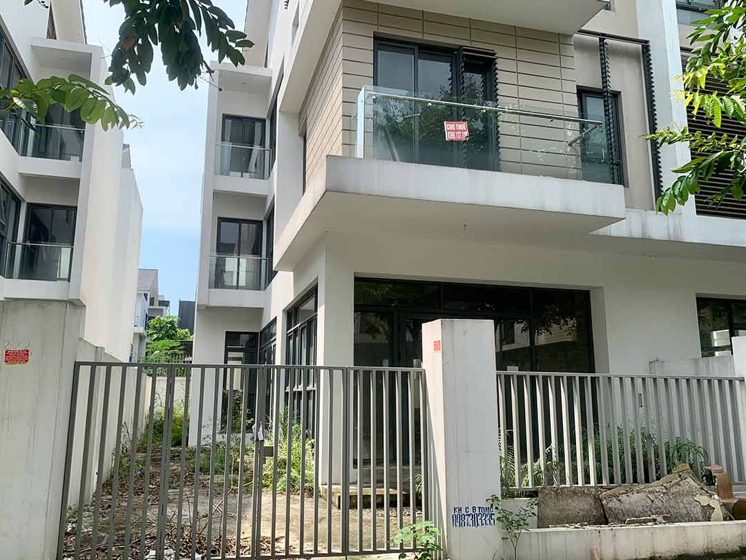 Desolate scene at adjacent villas in Duong Noi urban area. Photo: Nhat Minh