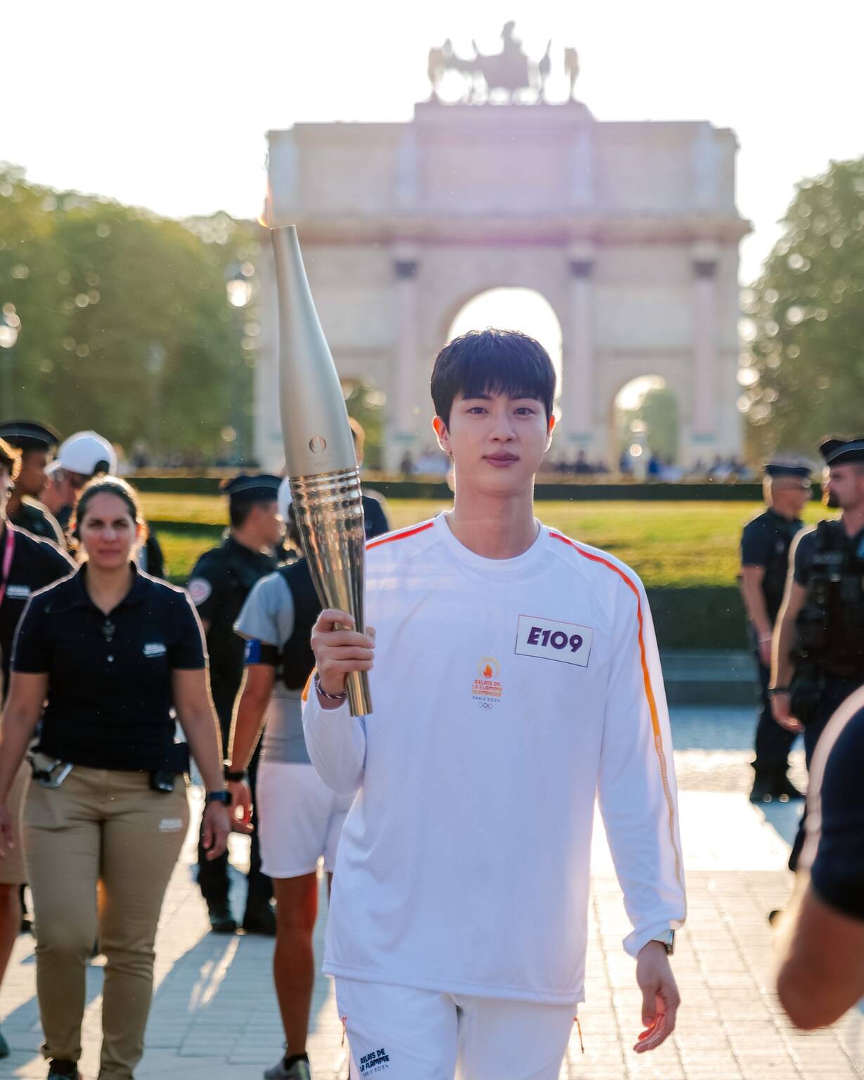 The image of Jin carrying the torch was widely shared but also sparked rumors. Photo: Naver