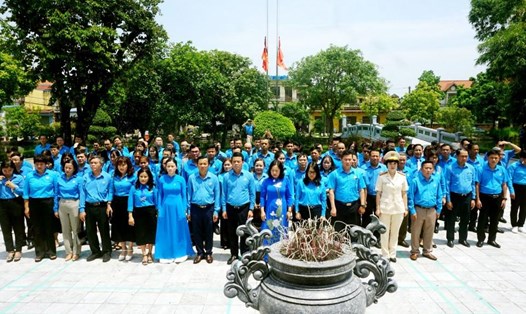 Đoàn công tác của Tổng LĐLĐVN dâng hương tưởng niệm Tổng Bí thư Nguyễn Văn Linh. Ảnh: Lan Ngọc