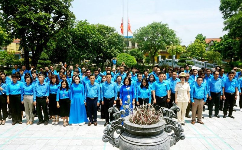 Đoàn công tác của Tổng LĐLĐVN dâng hương tưởng niệm Tổng Bí thư Nguyễn Văn Linh. Ảnh: Lan Ngọc