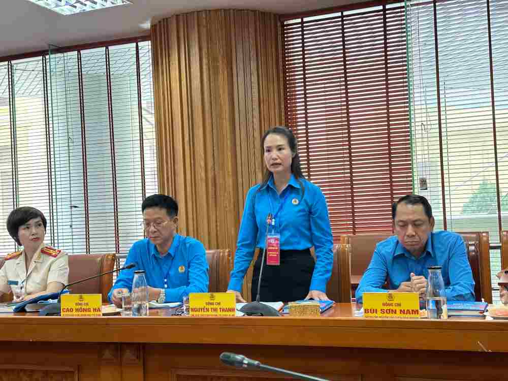 Ms. Nguyen Thi Thanh - Chairwoman of Hanoi Construction Trade Union shared experience in trade union activities at the meeting. Photo: Ha Anh