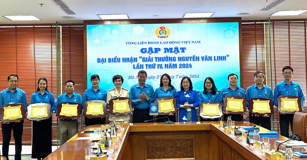 Lãnh đạo Tổng LĐLĐVN trao Chứng nhận cho 10 cán bộ công đoàn tiêu biểu nhận Giải thưởng Nguyễn Văn Linh lần thứ IV. Ảnh: Hà Anh