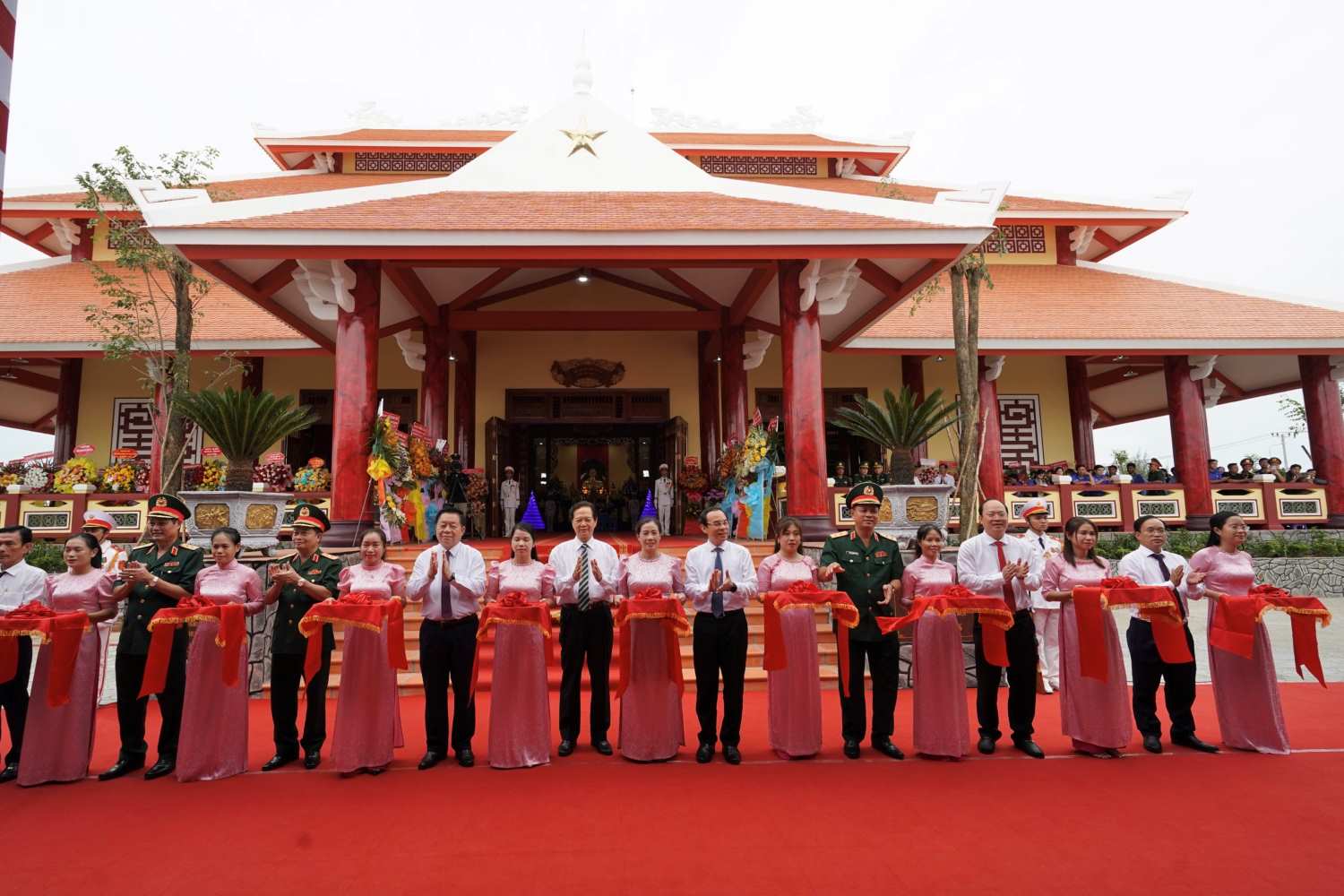 Các đại biểu cắt băng khánh thành Đền thờ Anh hùng liệt sĩ Rừng Sác. Ảnh:  Hoàng Hùng