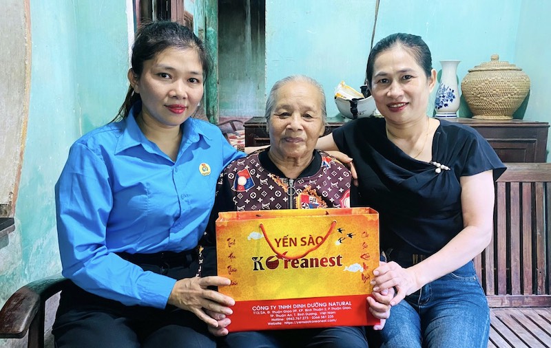 꽝짝현 노동총연맹 기초 노동조합은 부상병 및 순국선열의 날을 향하고 있습니다. 사진: H. Nguyen