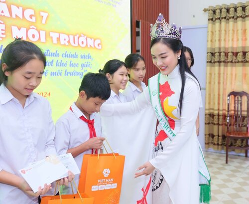 Hoa hậu Vũ Thị Hoa - Mrs Earth Vietnam 2024 trao tặng quà cho các em nhỏ. Ảnh: BTC