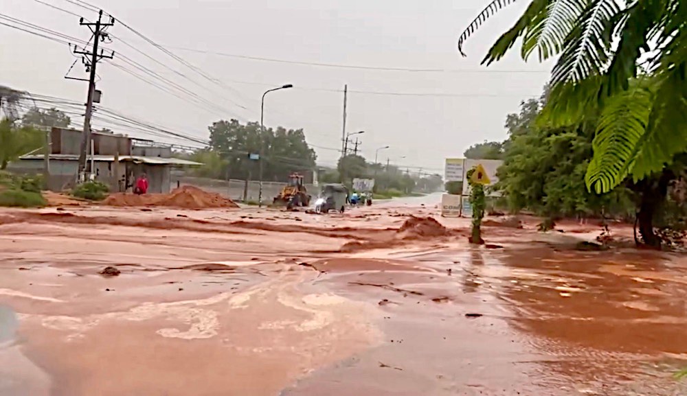 Red sand spilled onto the road with a strong current. Photo: Duy Tuan