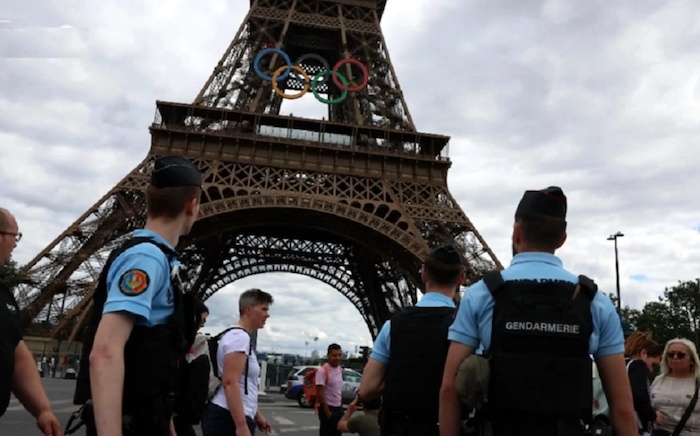 Cảnh sát được tăng cường tại các điểm tổ chức Olympic và khu vực trung tâm. Ảnh: Lemonde