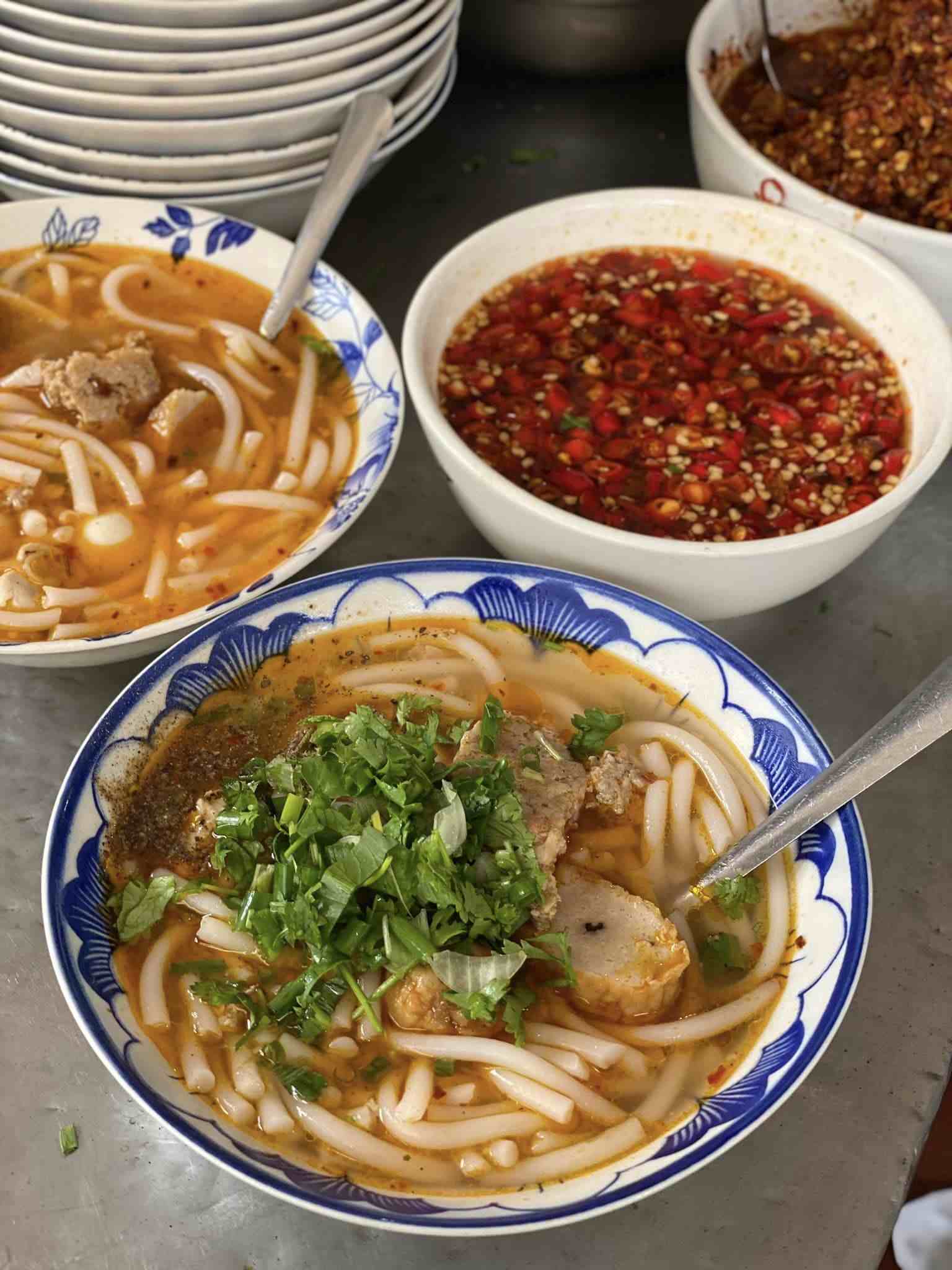 Ms. Ha Anh said she had the opportunity to taste two specialties in Pleiku: stinky crab vermicelli and Gia Lai dry pho. These dishes are very cheap, only costing less than 30,000 VND. However, visitors should search in advance or ask local people for advice on the best places to eat.