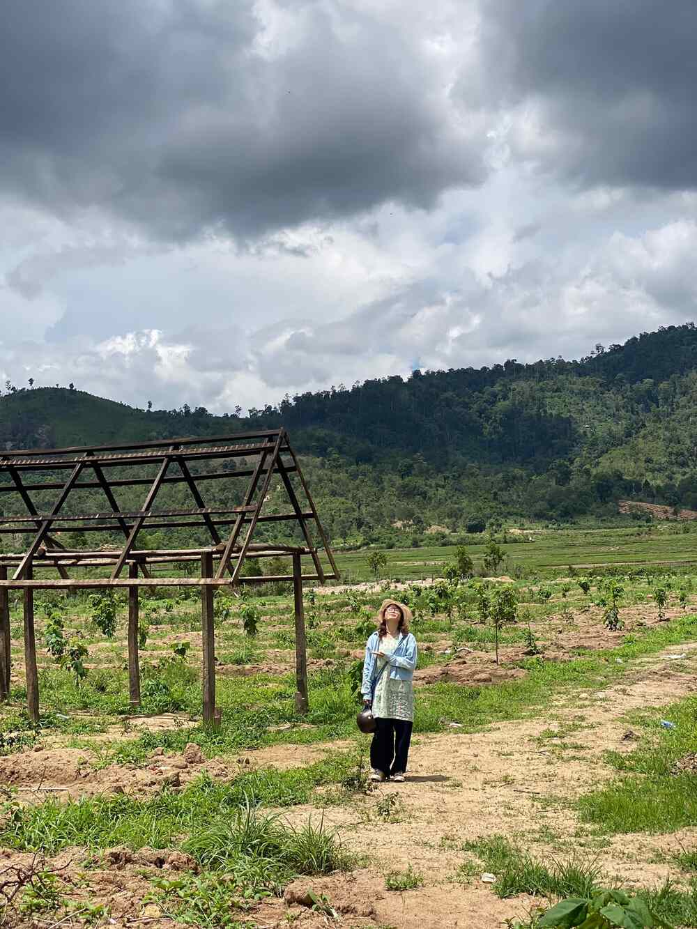 She shared that her best friend and she took a direct flight from Hanoi to Pleiku to avoid being tired and save a lot of time. She confirmed that the flight only takes about 1 and a half hours and booking through online applications makes the cost quite reasonable.