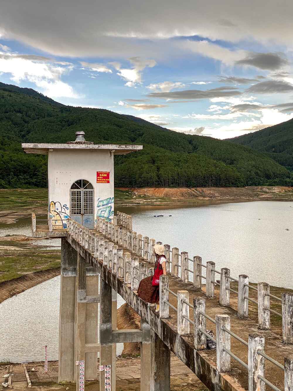 "On the occasion when I went to Tan Son dam, the water was dry, so taking photos was not very sparkling. If I went early in the sunshine, it would be more beautiful" - she shared.