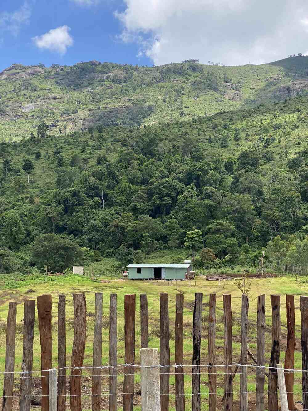 This ancient architectural work not only has historical value but is also associated with many profound cultural and spiritual meanings: "The ancient church is deserted, surrounded by many butterflies, simple and quiet" - Ms. Ha He shared.