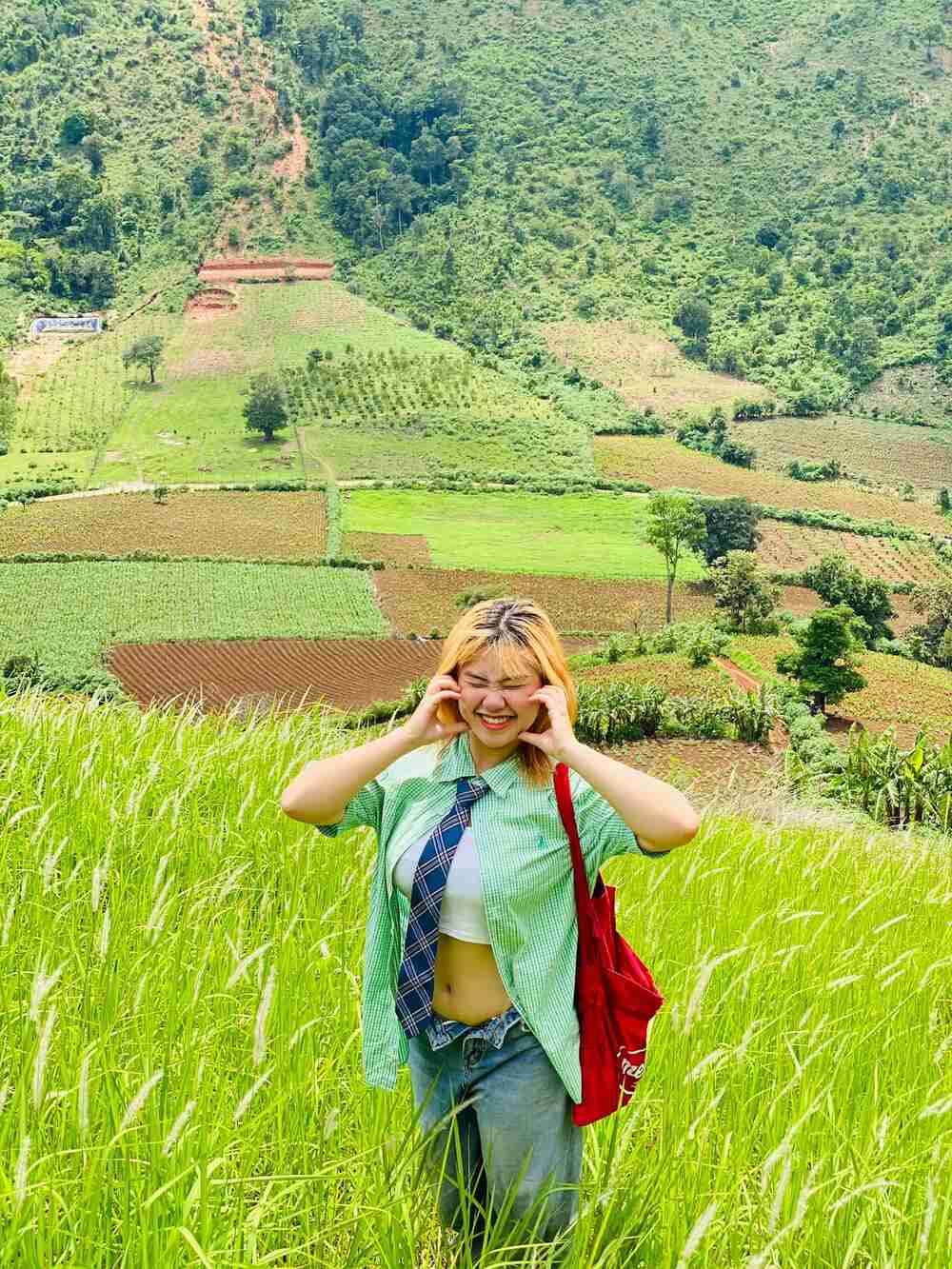 To facilitate travel, female tourists rent motorbikes at the homestay for 130,000 VND/day. However, she also notes that tourists should choose and check the car carefully before taking it to avoid choosing a car that is too old or damaged.