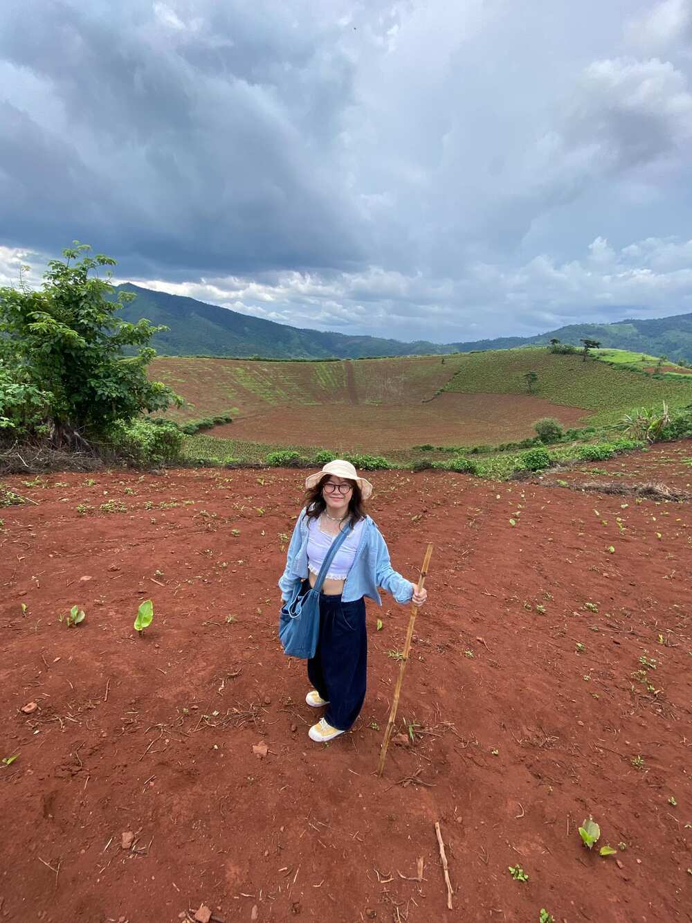 "There is a service here to transport people straight to the crater for 50,000 VND/round trip and an additional 10,000 VND for trekking sticks" - said the female tourist.