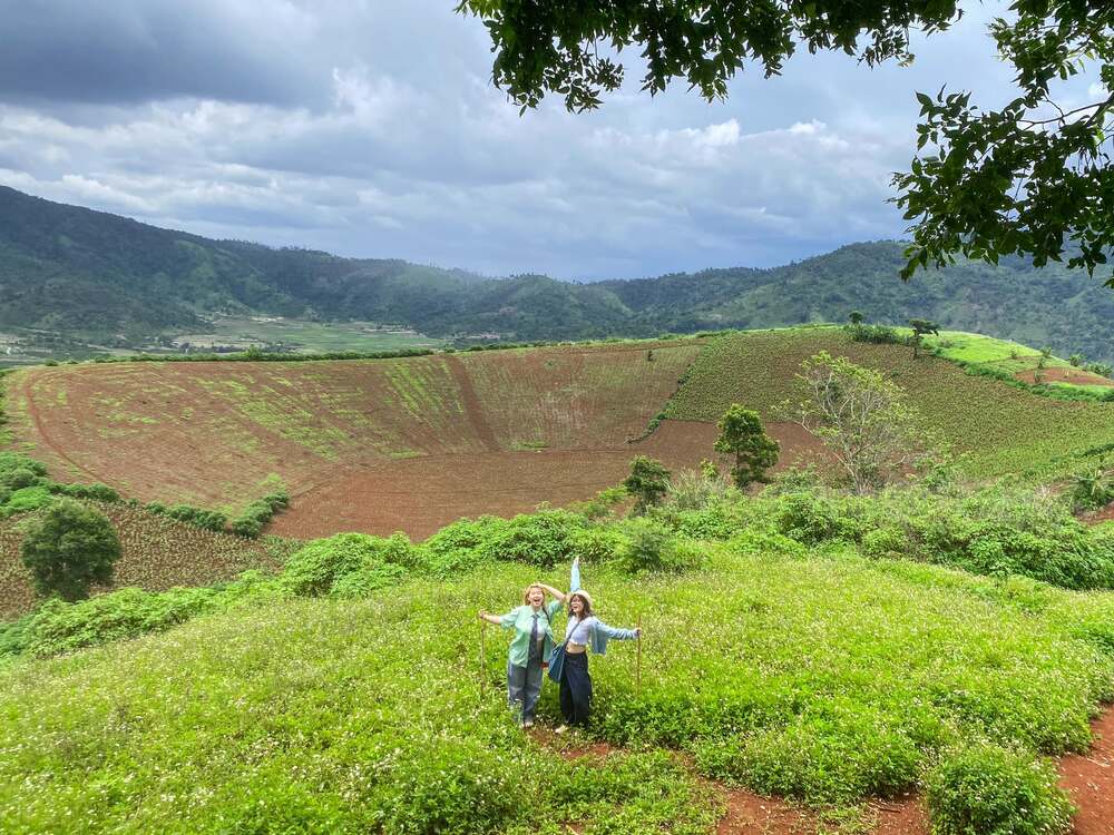 One of the destinations that impressed her most in Pleiku was Chu Dang Ya volcano: "The characteristic of the volcano is that there will be surrounding fields that look like carefully woven fabrics, which is extremely eye-catching. Just going around the base of the volcano, there are many beautiful check-in spots."