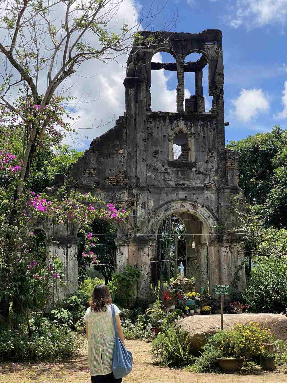 Ha R'bau Ancient Church is one of the extremely famous relics in Pleiku. This is a relic that was present more than a century ago, representing the faith and love towards God of the Jrai people.