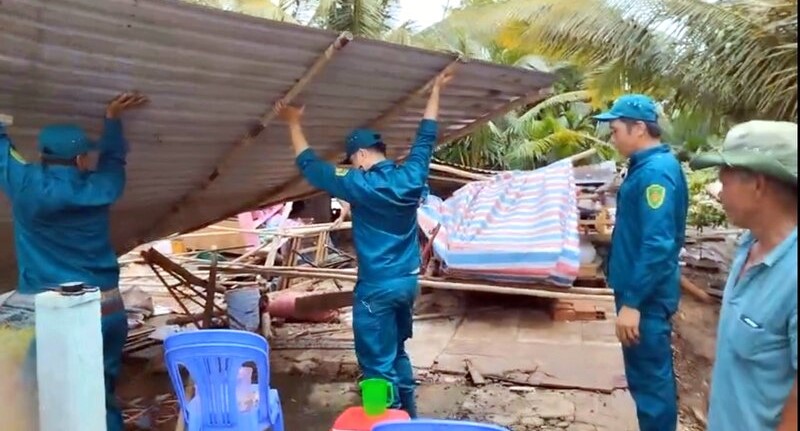 Giúp người dân có nhà bị sập do thiên tai lốc xoáy gây ra tại xã Vĩnh Trạch, thành phố Bạc Liêu, tỉnh Bạc Liêu. Ảnh: Nhật Hồ
