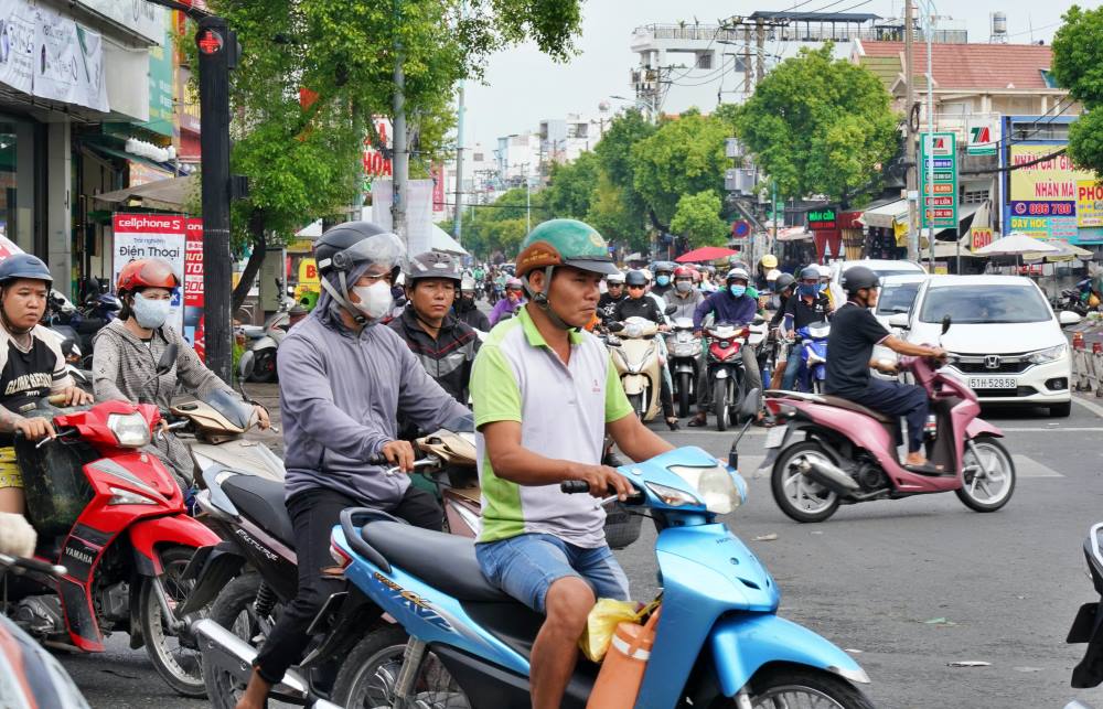 According to a reporter from Lao Dong Newspaper, the number of vehicles pouring into the intersection of Bon Xa intersection from the 6 roads mentioned above is extremely crowded. During rush hours, there is also congestion and prolonged congestion, especially at direction from Hoa Binh street towards District 10.