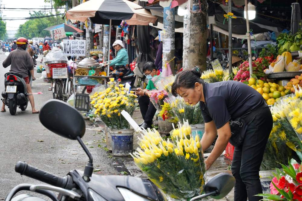 Many people also blatantly display their goods on the streets for commerce and markets, causing loss of urban aesthetics and blocking traffic.