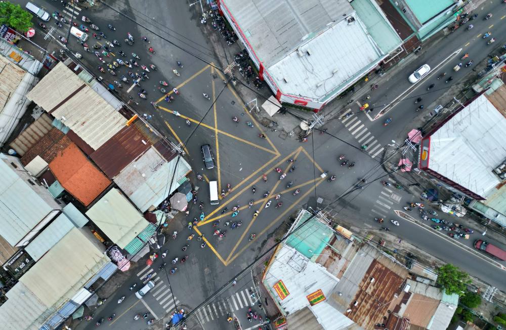 Since 2012, facing frequent congestion at intersections, Ho Chi Minh City has started building steel overpasses. To date, Ho Chi Minh City has built 9 steel overpasses at intersections, including: Thu Duc intersection; Hang Xanh; Father's Mausoleum; intersection Nguyen Tri Phuong - Ba Thang Hai - Ly Thai To; Cong Hoa - Hoang Hoa Tham; Cay Go roundabout; Go Vap six intersection; Nguyen Thai Son - Nguyen Kiem - Hoang Minh Giam roundabout; Truong Son street (in front of Tan Son Nhat airport gate).