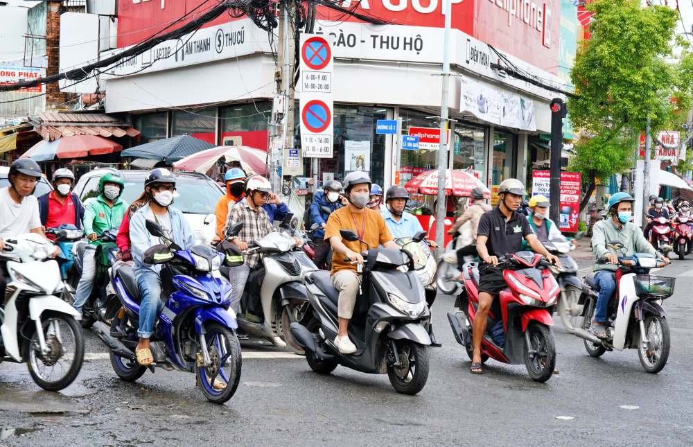 The project was then approved with the investment scale of a 2-way overpass (steel bridge) in the direction of Thoai Ngoc Hau - Huong Lo 2, length 280m, width 9m. Total project investment is about 1,860 billion VND equal to Ho Chi Minh City budget.