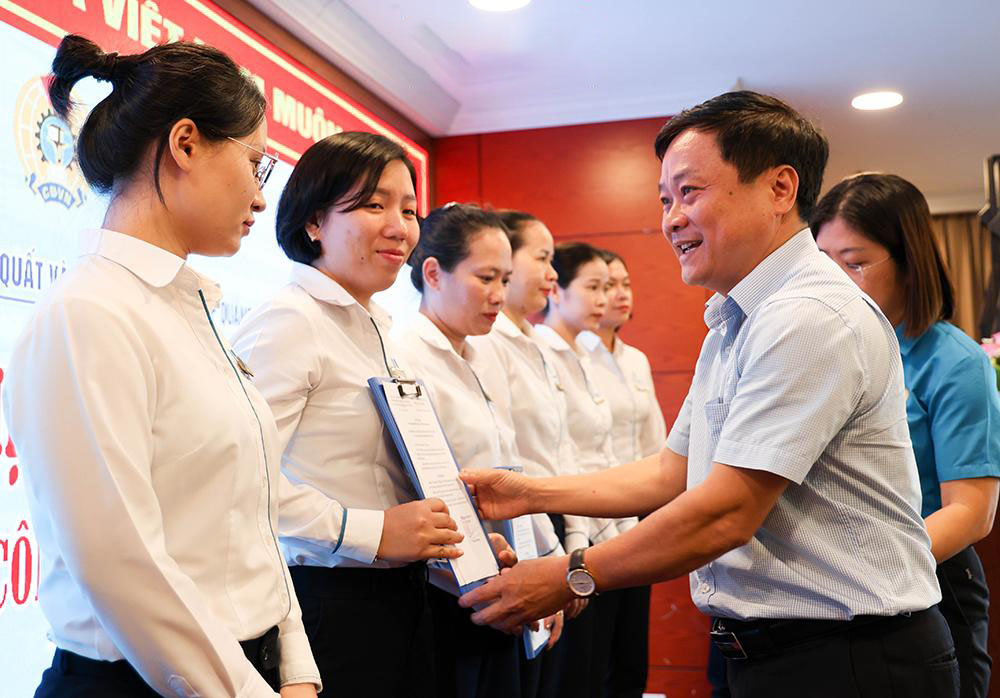 Ông Nguyễn Phúc Nhân - Chủ tịch Liên đoàn Lao động tỉnh Quảng Ngãi - trao quyết định kết nạp đoàn viên cho công nhân, lao động Công ty TNHH Harmonia. Ảnh: Viên Nguyễn