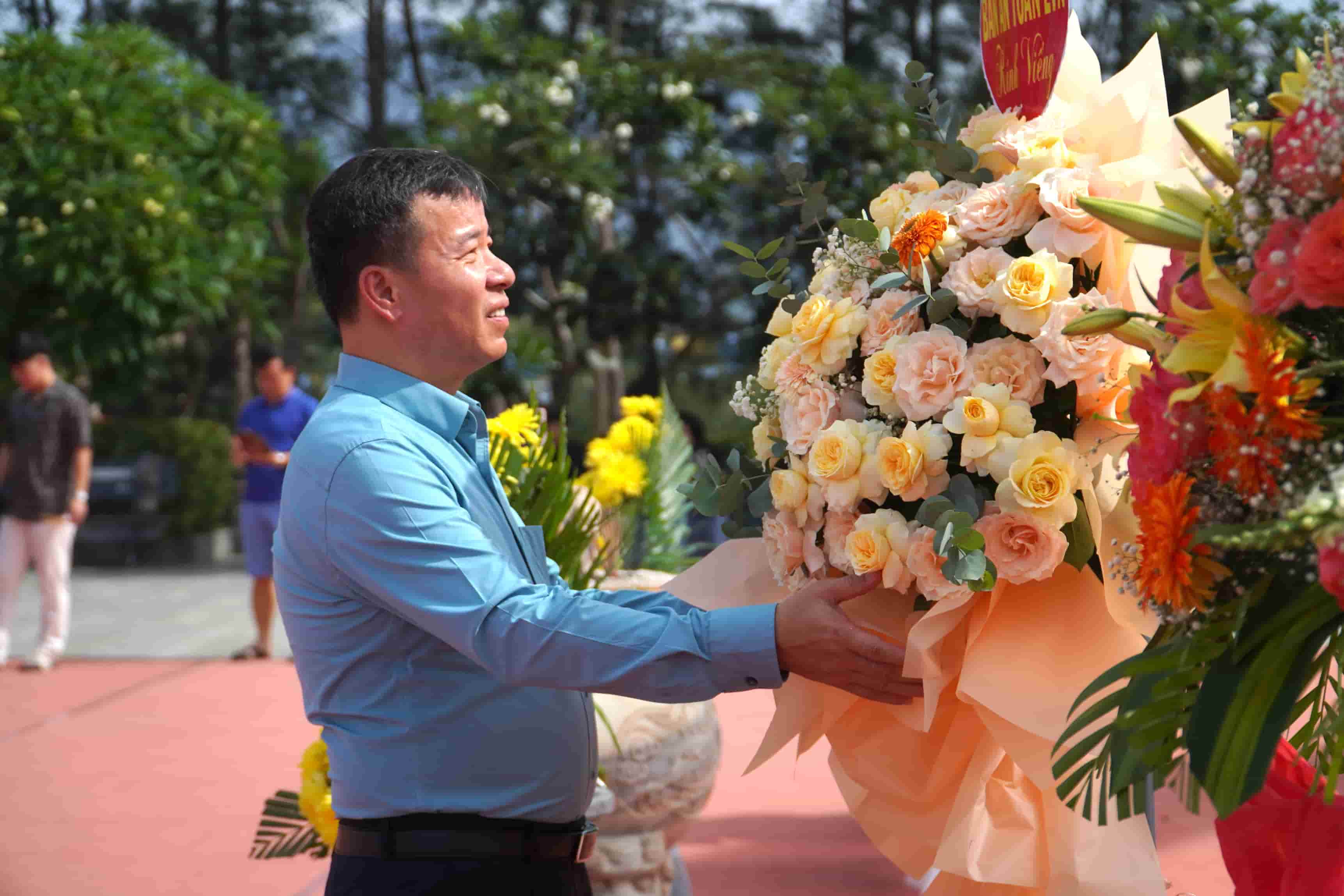 Tượng đài “Những người nằm lại phía chân trời”, nhiều đoàn khách đã dừng chân và dâng hương tưởng nhớ tới các anh hùng liệt sĩ.