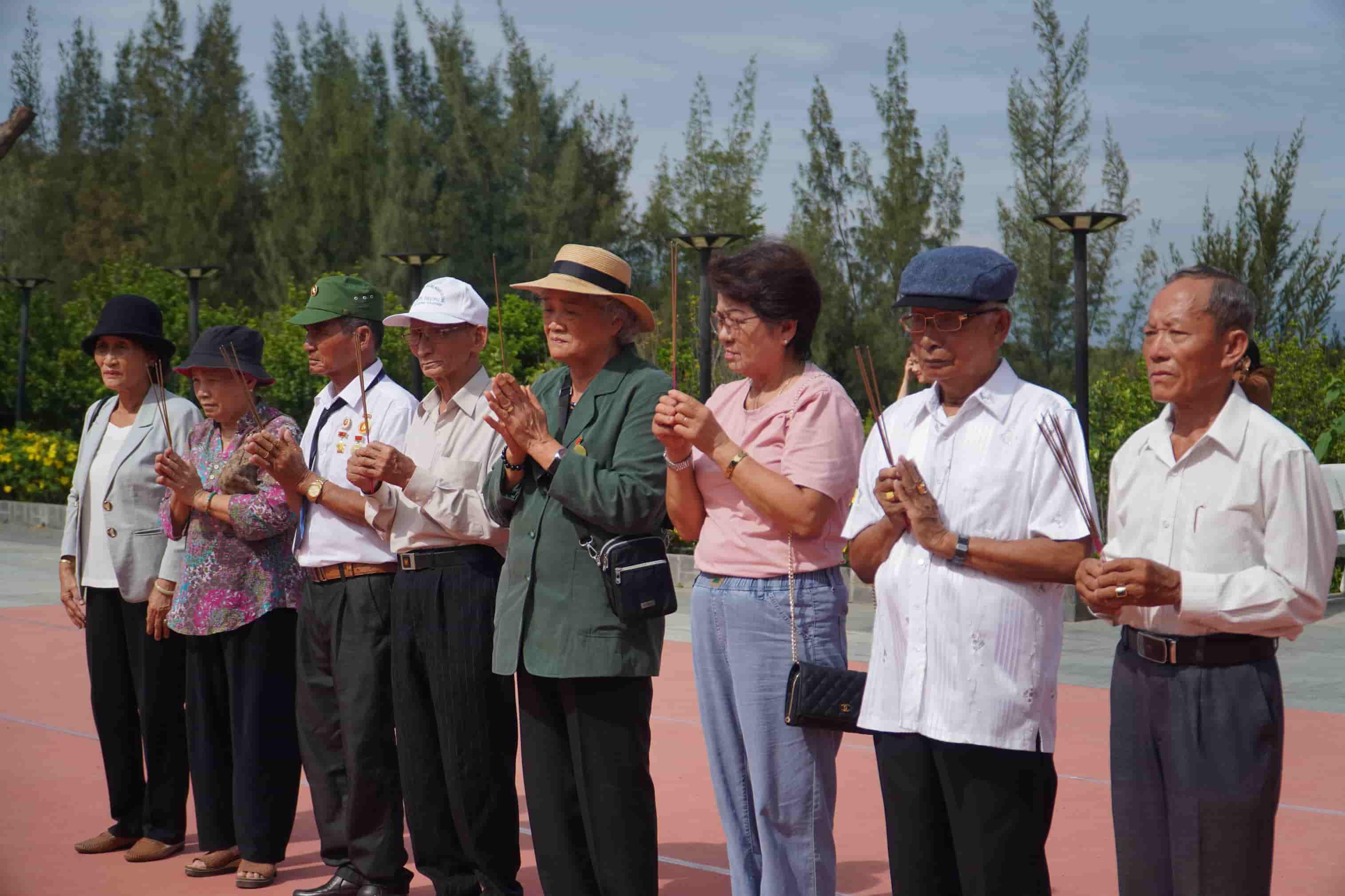 Có mặt từ khá sớm, ông Nguyễn Ái, 84 tuổi, Hội Chiến sĩ cách mạng bị địch bắt tù đày Cam Ranh (đứng thứ hai từ trái qua) không giấu được sự xúc động khi thắp nén nhang viếng những chiến sĩ Gạc Ma. “Máu xương của 64 người con ưu tú đất Việt đã nằm lại tận biển sâu ở độ tuổi mười tám, đôi mươi. Các anh sẽ mãi sống trong lòng Tổ quốc, trong lòng Nhân dân“, ông Nguyễn Ái bùi ngùi.